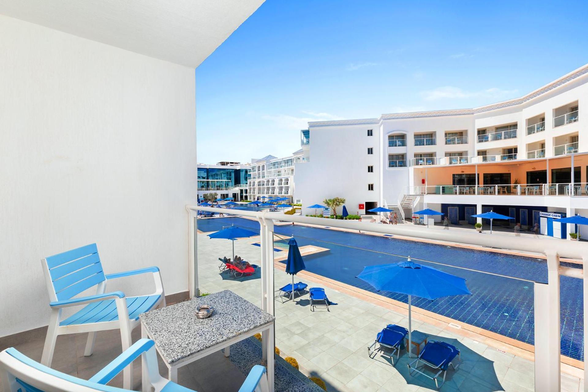 Pickalbatros Blu Spa Resort - Adults Friendly 16 Years Plus- Ultra All-Inclusive Hurgada Dış mekan fotoğraf Balcony view of the pool at the Hilton Garden Inn