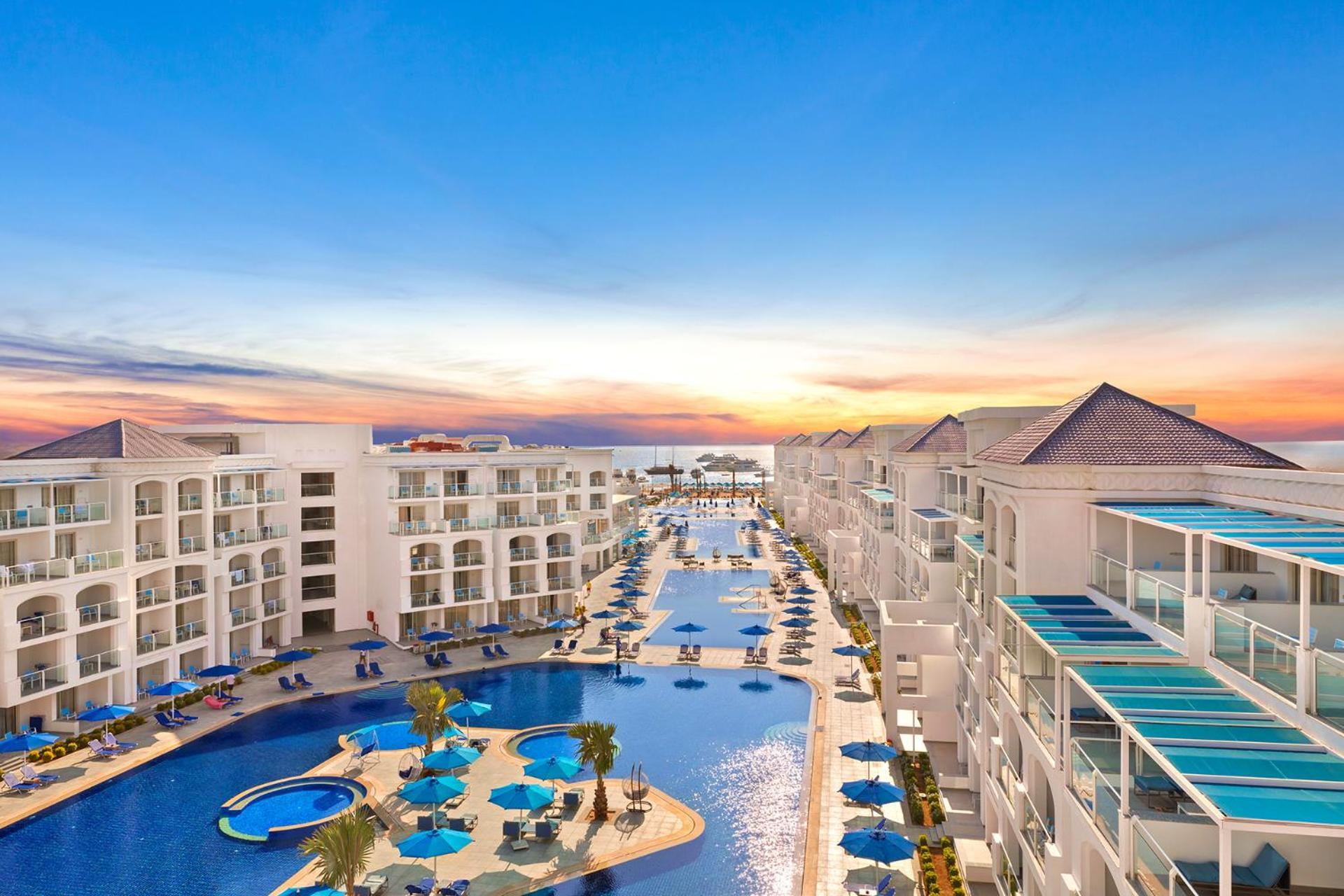 Pickalbatros Blu Spa Resort - Adults Friendly 16 Years Plus- Ultra All-Inclusive Hurgada Dış mekan fotoğraf The resort at sunset