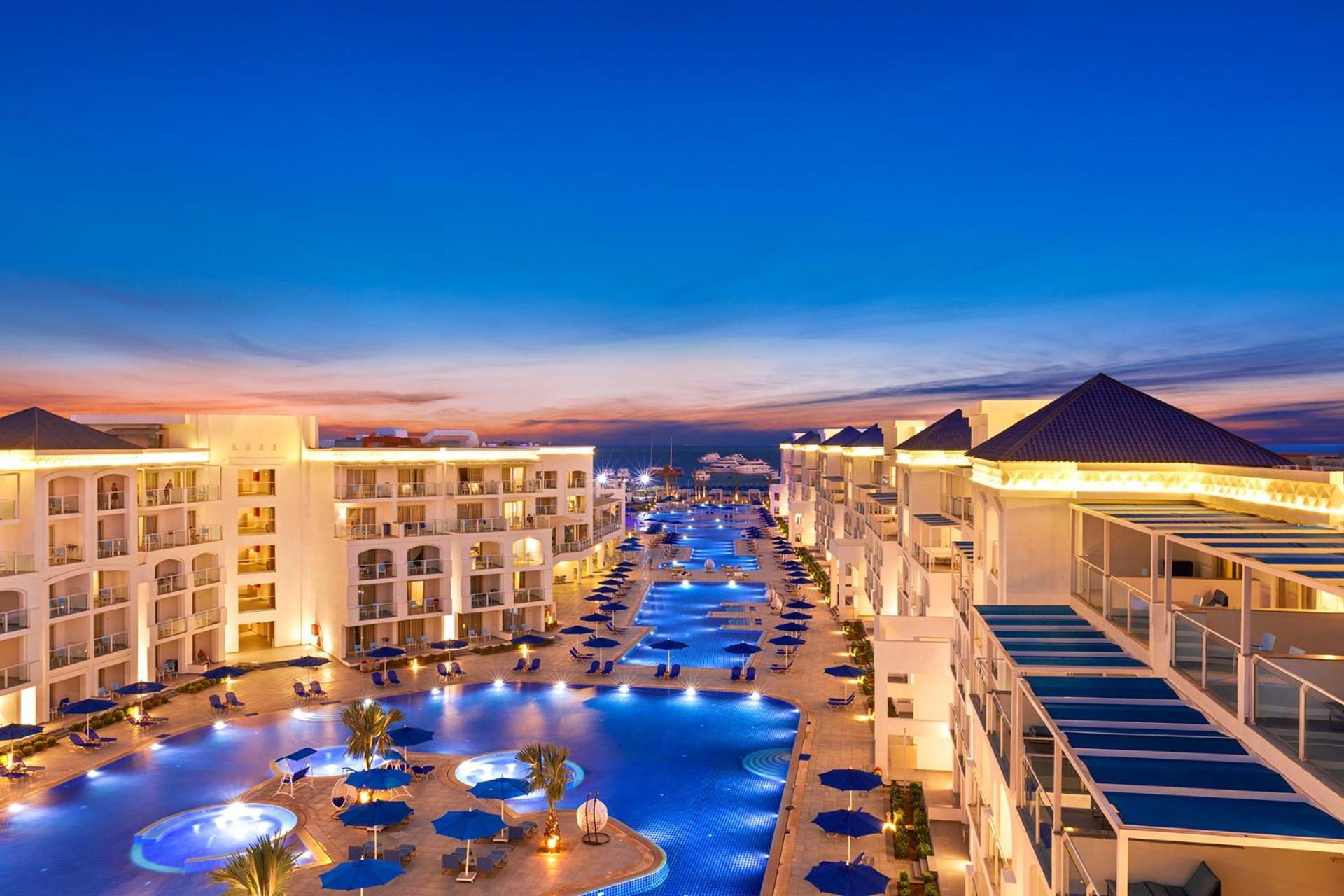 Pickalbatros Blu Spa Resort - Adults Friendly 16 Years Plus- Ultra All-Inclusive Hurgada Dış mekan fotoğraf The resort at night